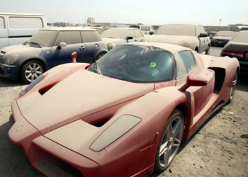 Här överges Ferraribilar och andra lyxbilar med nycklarna i