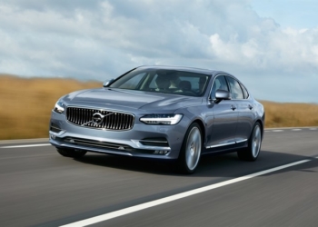 Nya Volvo S90 väjer för älgen