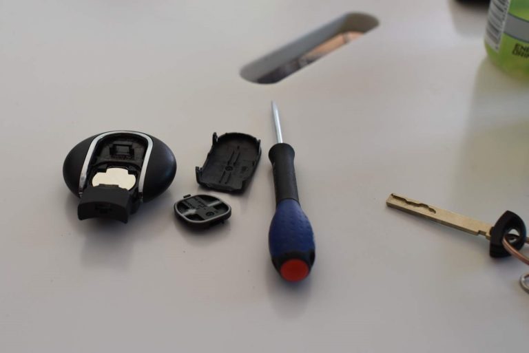 Hur Byter Man Batteri I Bilnyckeln